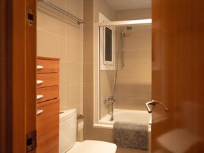 Hair dryer, towels, soap, toilet paper - Nice apartment in Vila de Gracia (Barcelona)