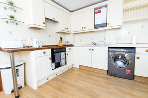 ثلاجة، ميكروو يف، فرن، غلّاية كهربائية