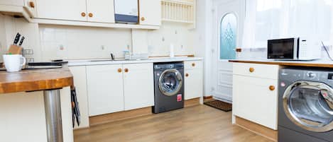 Réfrigérateur, four à micro-ondes, un four, surface de cuisson