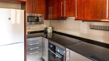 Frigorífico, microondas, horno y lavavajillas