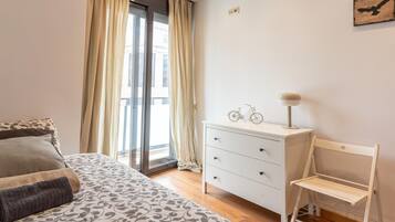 2 dormitorios, tabla de planchar con plancha, cuna de viaje y wifi