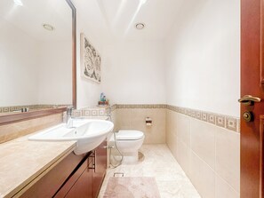 Appartement Deluxe, 1 chambre, vue sur la ville | Salle de bain | Articles de toilette (gratuits), séchoir à cheveux, serviettes fournies