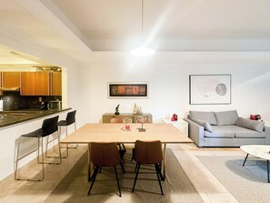 Appartement Deluxe, 1 chambre, vue sur la ville | Salle à manger