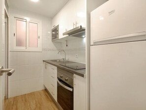 Refrigerador, microondas, lavavajillas y cafetera y tetera 