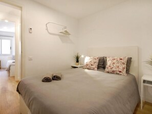 2 habitaciones, tabla de planchar con plancha, cuna de viaje y wifi 