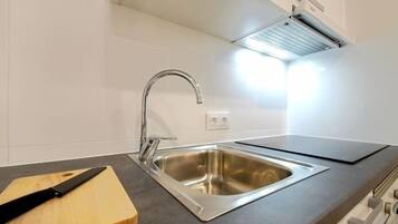 Een koelkast, een magnetron, een vaatwasser