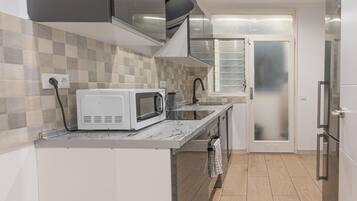 Refrigerador, cafetera y tetera y utensilios de cocina