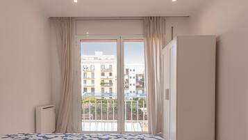 3 habitaciones, tabla de planchar con plancha, internet y ropa de cama