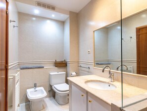 Hair dryer, towels, soap, toilet paper - Magnificent apartment in down town Barcelona (Barcelona)