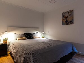 2 bedrooms, iron/ironing board, Internet, bed sheets