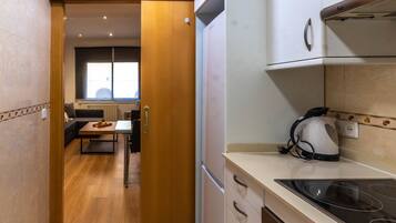 Frigorífico, cafetera o tetera y utensilios de cocina