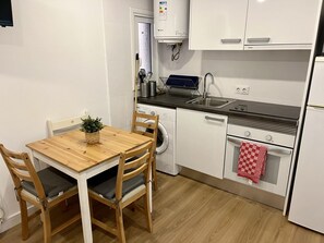 Kylskåp, kaffe- och tebryggare och grytor/köksredskap