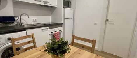 Refrigerador, cafetera y tetera y utensilios de cocina