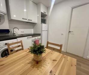 Kühlschrank, Wasserkocher mit Kaffee-/Teezubehör