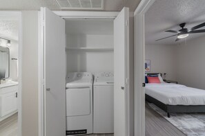 1 sovrum, skrivbord, strykjärn/strykbräda och resesäng