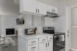 Kylskåp, mikrovågsugn, ugn och spishäll