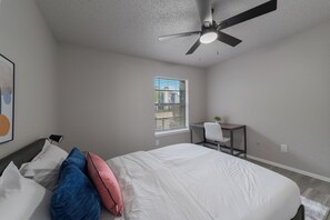 1 makuuhuone, työpöytä, silitysrauta/-lauta, vauvan matkasänky