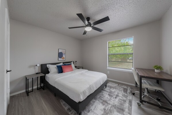 1 makuuhuone, työpöytä, silitysrauta/-lauta, vauvan matkasänky