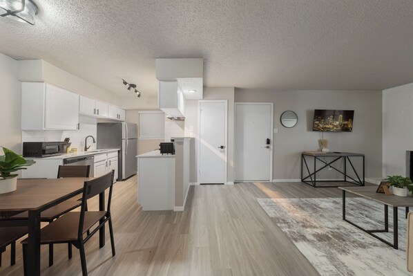 Refrigerador, microondas, horno y parrilla de estufa 