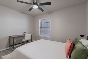 1 dormitorio, escritorio, tabla de planchar con plancha y cuna de viaje