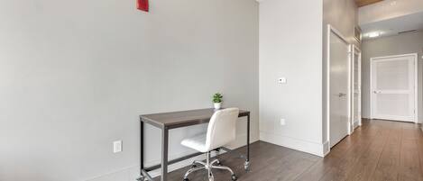 Un espace de bureau moderne comprenant un bureau, une chaise et une plante en pot.