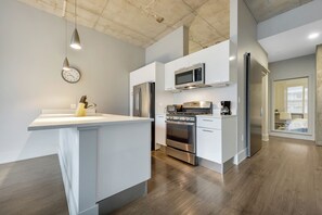 Geladeira, cooktop, lava-louças, talheres/pratos/utensílios de cozinha