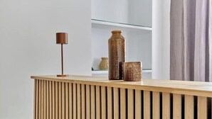 Un mostrador de recepción de madera con una lámpara y elementos decorativos.