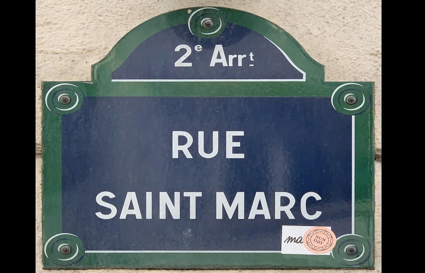 Gadeskilte for Rue Saint Marc, der viser hen til 2. arrondissement.