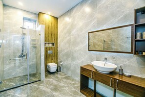 Haartrockner, Bademäntel, Hausschuhe, Handtücher