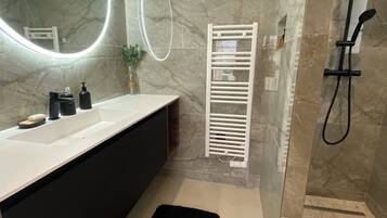 Een douche, een haardroger, zeep, shampoo