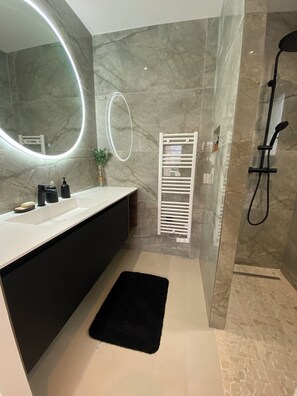 Douche, sèche-cheveux, savon, shampoing