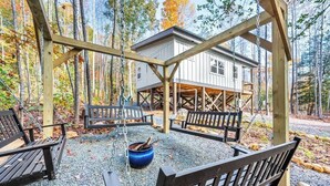 Terrace/patio - Charming Treehouse Escape Among Nature's Blooms (Pittsboro)