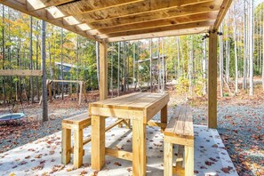 Outdoor dining - Charming Treehouse Escape Among Nature's Blooms (Pittsboro)