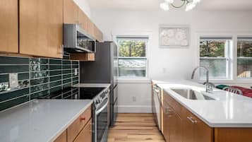 Refrigerador, microondas, horno, placa de cocina