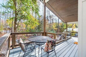 Outdoor dining - Two Tree Houses - Galaxy & Full Bloom (Pittsboro)