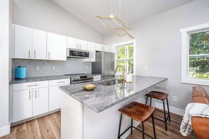 Fridge, microwave, oven, stovetop - Elevate Treehouses - Book all 4 treehouses! (Pittsboro)