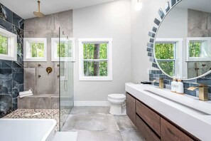 Shower, hair dryer, towels - Unique Treehouse Retreats in NC Nature (Pittsboro)