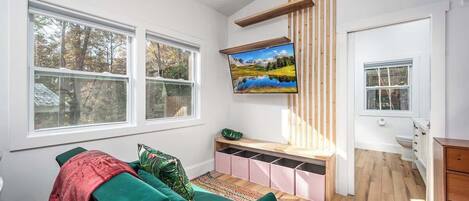 TV, fireplace