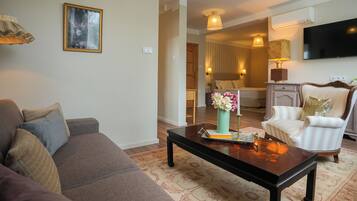 Superior-Vierbettzimmer | Wohnbereich | 80-cm-Fernseher mit Kabelempfang