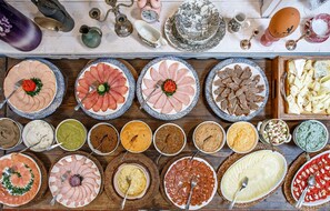 Diversos alimentos y utensilios sobre una mesa de madera.