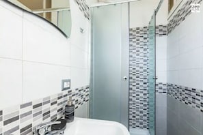 Haartrockner, Bidet, Handtücher, Seife