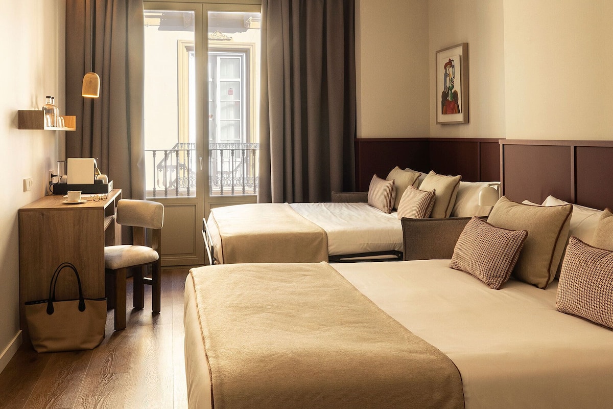 Deluxe Quadruple Room, City View