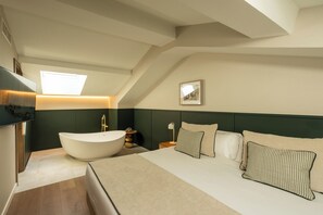 Chambre supérieure double | Draps en coton égyptien, literie de qualité, couette en duvet, minibar