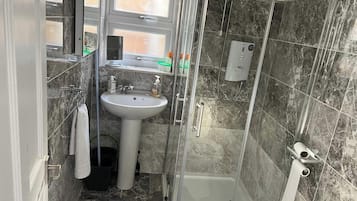Studio | Bathroom | Shower, free toiletries, hair dryer, towels