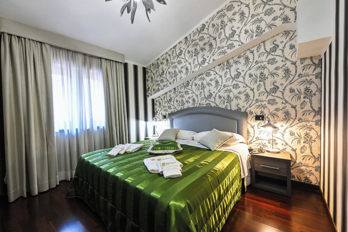 Kamar Double Standar | Brankas, meja kerja, ruang kerja ramah laptop, dan Wi-Fi gratis