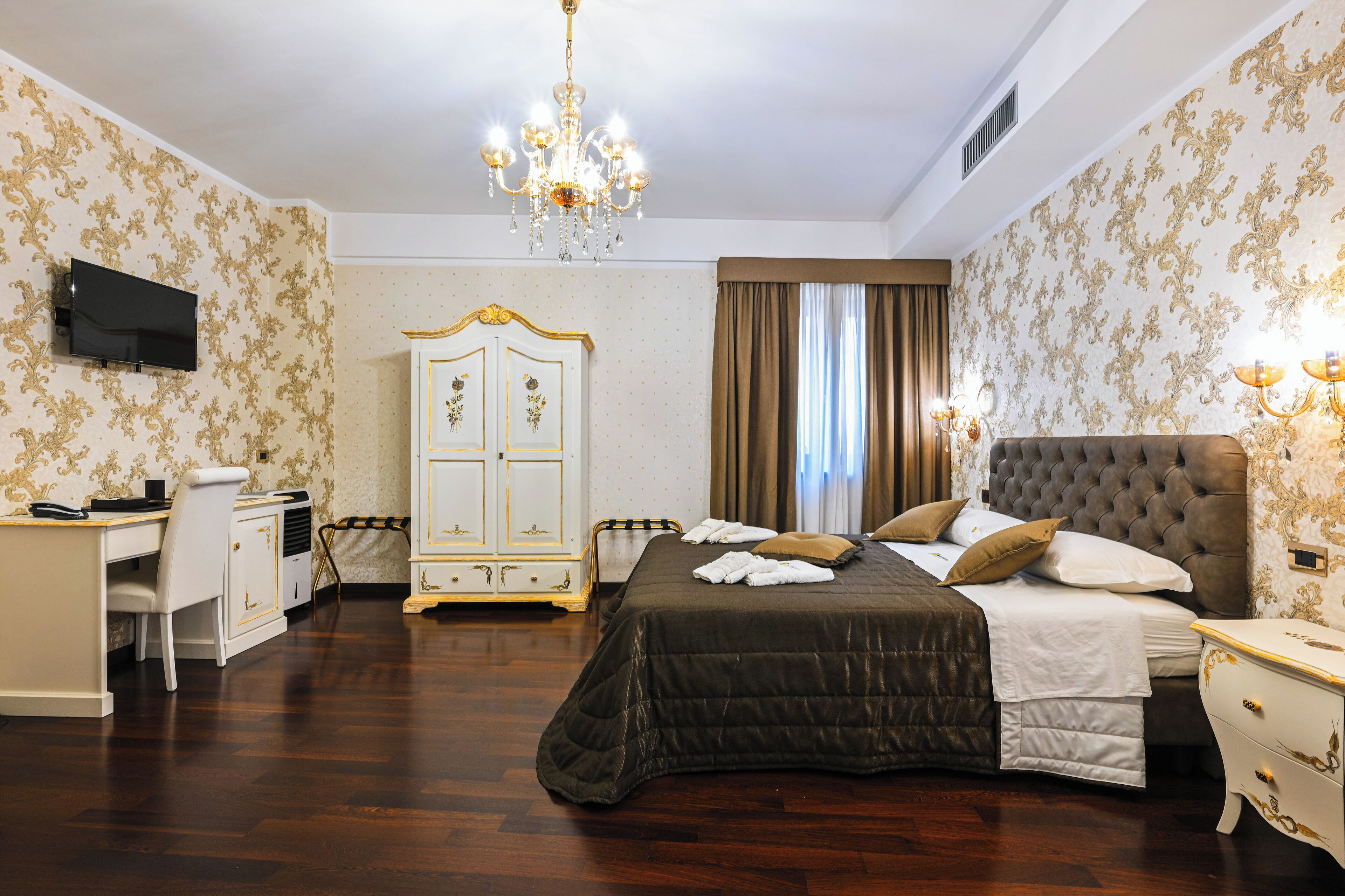 Neljän hengen deluxe-huone | Tallelokero huoneessa, työpöytä