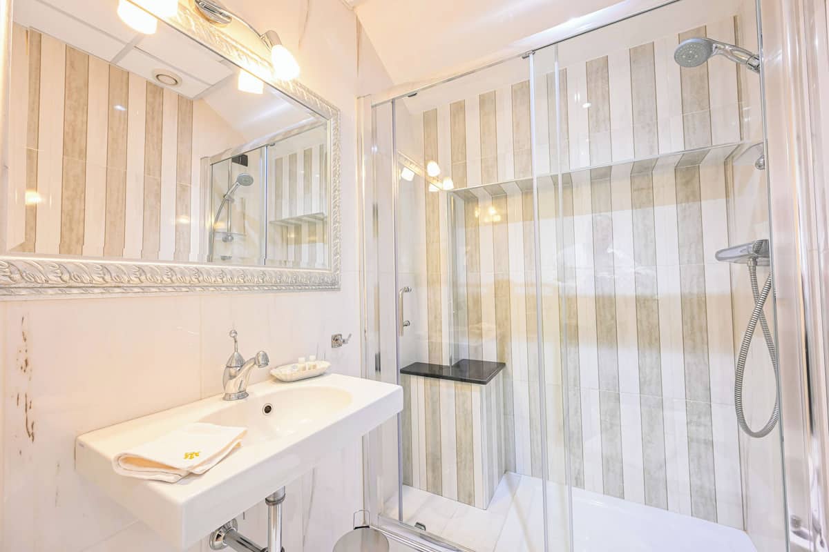 Kamar Triple | Kamar mandi | Pengering rambut, sandal, handuk, dan sabun