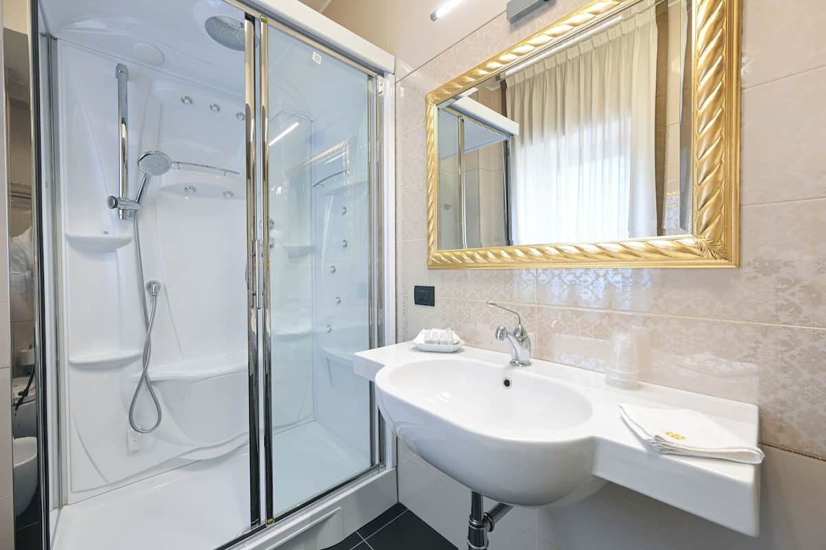 Kamar Quadruple Deluks | Kamar mandi | Pengering rambut, sandal, handuk, dan sabun