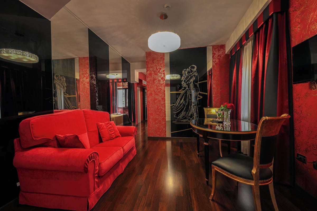 Suite Junior, balkon, pemandangan gunung | Area keluarga | TV