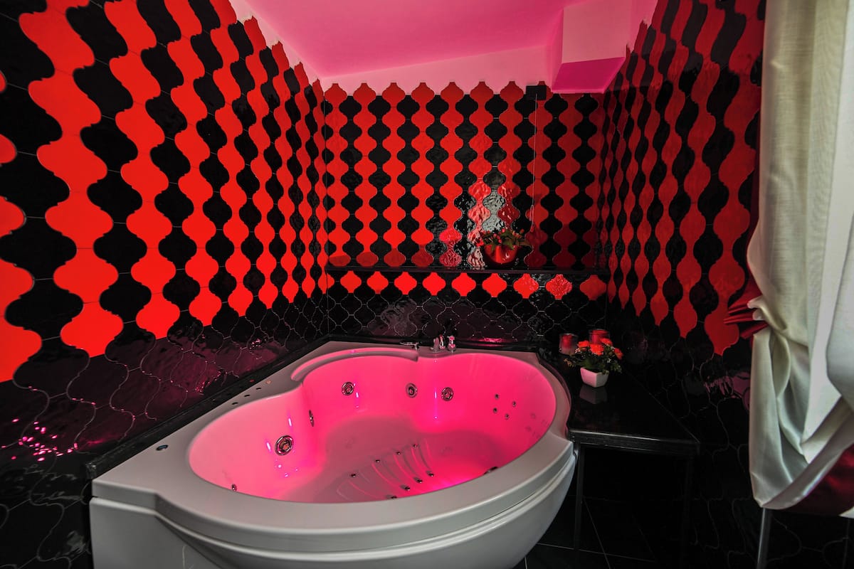 Suite Junior, balkon, pemandangan gunung | Kamar mandi | Pengering rambut, sandal, handuk, dan sabun